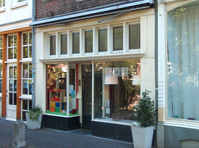 820313 Gezicht op de winkelpui van het pand Oudegracht 294 (TWU - Interieur) te Utrecht.N.B. Rond 1860 was in het pand ...